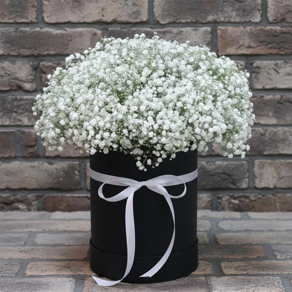 Цветочная композиция из Гипсофила в шляпной коробке в Добринке