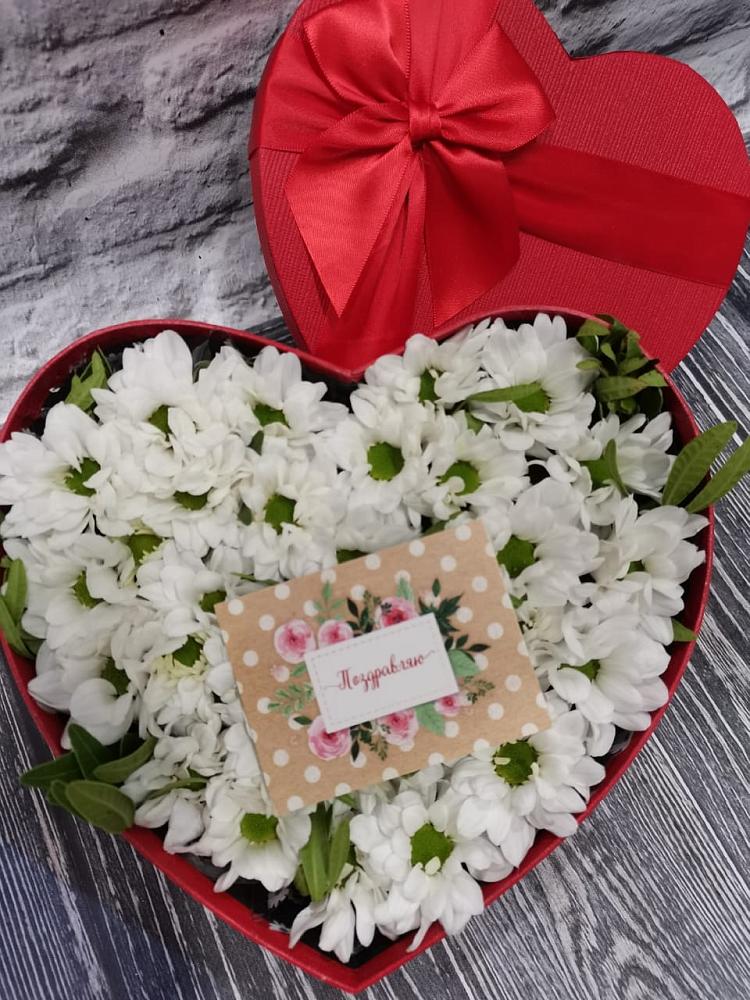 Цветочная композиция из Хризантемы в виде сердца в Добринке