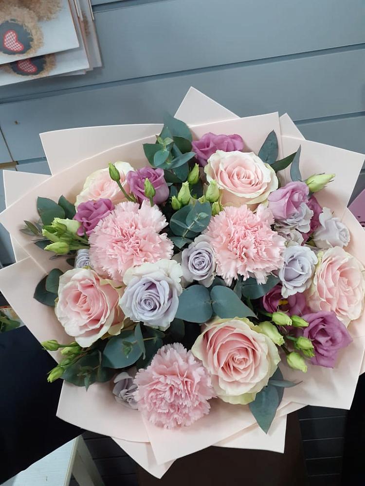 Букет цветов из: Розы, Гвоздики и Лизиантусы в Добринке