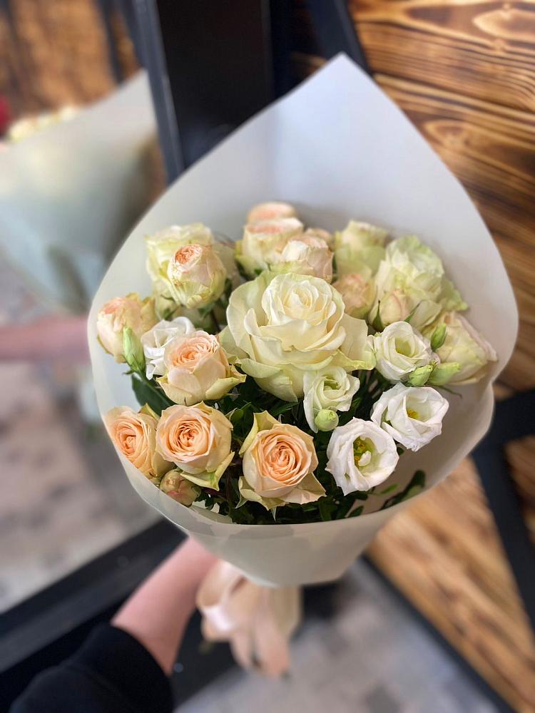 Букет цветов из: Розы и Лизиантусы в Добринке